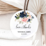 Uitstekende Herfst Floral Love & Bedankt Wedding Ronde Sticker<br><div class="desc">Deze voortreffelijke herfst bloemliefde en bedankt bruiloft klassieke sticker is perfect voor een tropische bruiloft. Het ontwerp toont handgetekende roze blozen,  donkerblauw en marineuze witte bloemen,  inspirerende elegantie,  klasse en natuurlijke schoonheid.</div>