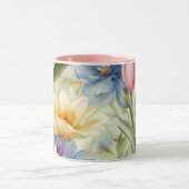 Uitstekende verfijnde lentebloemen. Schilderen Mok (Midden)