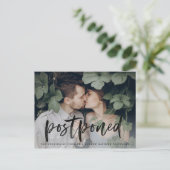 Uitstel moderne geborstelde script trouwdatum aankondigingskaart (Staand voorkant)
