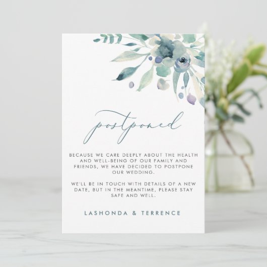 Uitstel van de delicate blauwe bloemige bruiloft aankondiging (Staand voorkant)