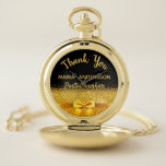 Uittredingswerker zwarte gouden boog bedankt zakhorloge<br><div class="desc">Elegant,  klassiek,  glamoureus en vrouwelijk. Een cadeau voor een gepensioneerde postbeambte. Een faux goud gekleurde strik en lint,  een beetje bling en luxe. Zwarte achtergrond. Met de tekst: Dank U,  sjablonen voor een naam en beroep,  beroep.</div>