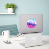 Uitverkoop 8 Augustus Gradiënt Holografische Stijl Sticker (Laptop op bureau)