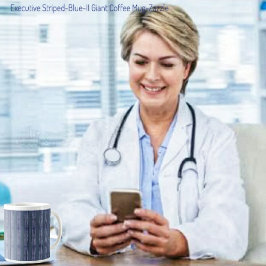 Uitvoerend gestreept blauw grote koffiekop