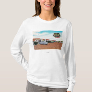 Uitzicht aan de buitenkant van Avalon Motel Fresno T-shirt
