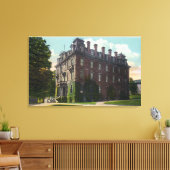 Uitzicht aan de buitenkant van Judd Hall, Wesleyan Canvas Afdruk (Insitu (Woonkamer))