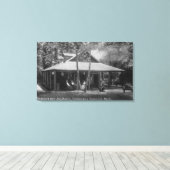 Uitzicht aan de buitenkant van sequoia canvas afdruk (Insitu (Houten vloer))