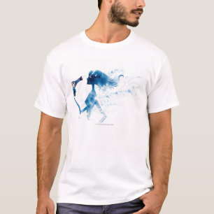 Uitzicht aan de zijkant van de vrouw om lang haar t-shirt