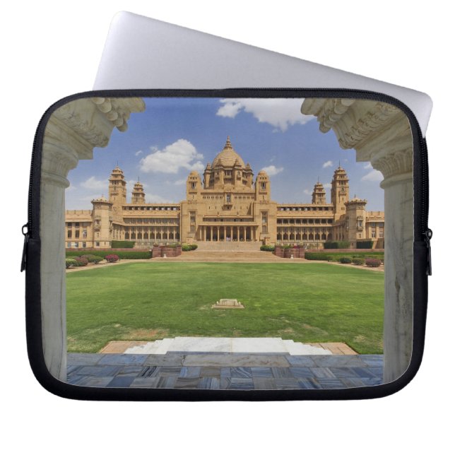 Uitzicht achterin van het hotel Umaid Bhawan Palac Laptop Sleeve (Voorkant)