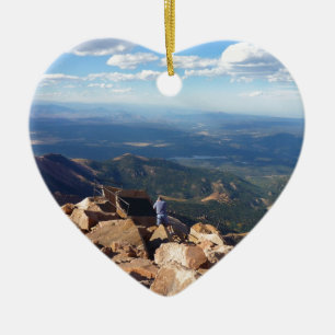 Uitzicht in de bergen bovenop de piek van de piek keramisch ornament