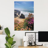 Uitzicht met bloemen bovenaan het strand poster (Thuiskantoor)