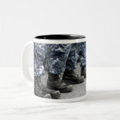 Uitzicht met een laag doorsnee zweefvliegtuig tweekleurige koffiemok (Voorkant links)