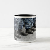 Uitzicht met een laag doorsnee zweefvliegtuig tweekleurige koffiemok (Center)