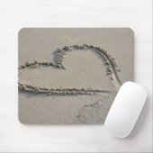 Uitzicht met hoge hoek, hartvorm op het strand muismat (Met muis)