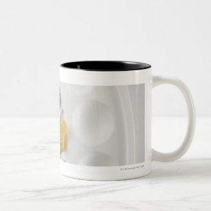 Uitzicht met hoge hoek van alfabetten op een palet tweekleurige koffiemok