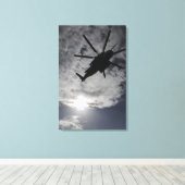Uitzicht met lage hoek van een CH-53E Canvas Afdruk (Insitu (Houten vloer))