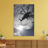 Uitzicht met lage hoek van een CH-53E Canvas Afdruk (Insitu (Woonkamer))