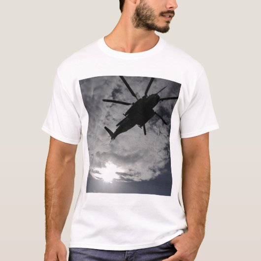 Uitzicht met lage hoek van een CH-53E T-shirt (Voorkant)