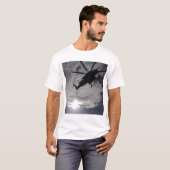 Uitzicht met lage hoek van een CH-53E T-shirt (Voorkant volledig)