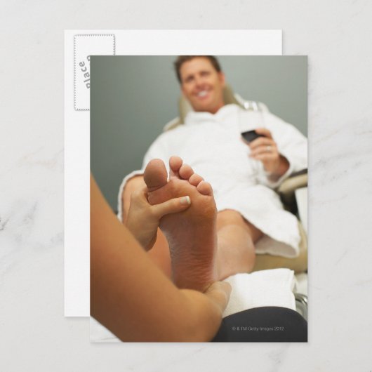 Uitzicht met lage hoek van het man dat voetmassa o briefkaart (Voorkant / Achterkant)
