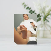 Uitzicht met lage hoek van het man dat voetmassa o briefkaart (Staand voorkant)