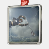 Uitzicht met lage hoek van springen van de jai-ala metalen ornament (Links)