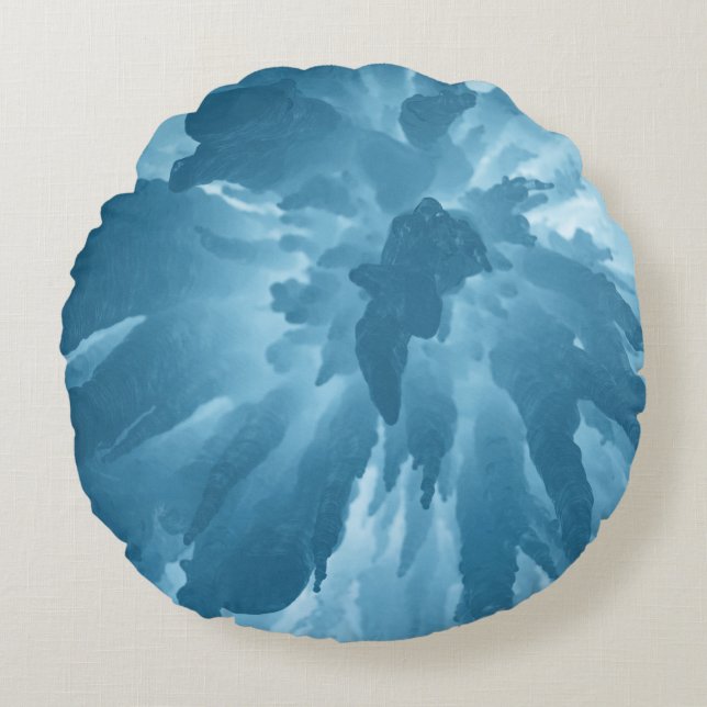 Uitzicht met lage hoek van stalactieten rond kussen (Voorkant)