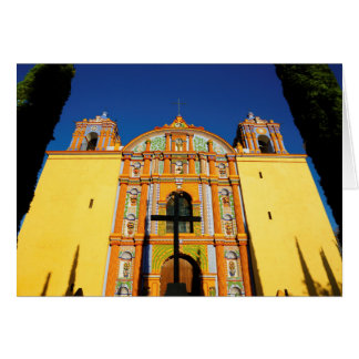 Uitzicht met lage hoeken van de gele kerk