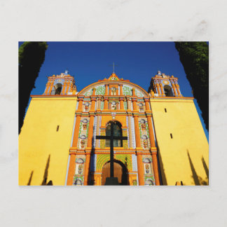 Uitzicht met lage hoeken van de gele kerk briefkaart