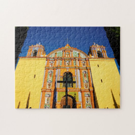 Uitzicht met lage hoeken van de gele kerk legpuzzel (Horizontaal)