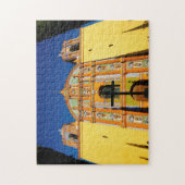 Uitzicht met lage hoeken van de gele kerk legpuzzel (Verticaal)