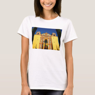 Uitzicht met lage hoeken van de gele kerk t-shirt