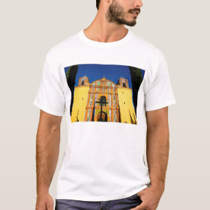 Uitzicht met lage hoeken van de gele kerk t-shirt