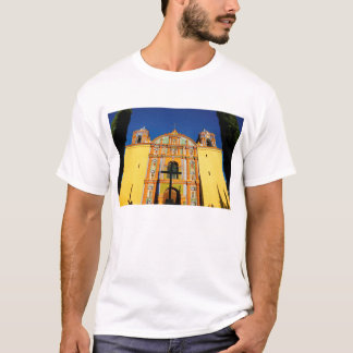 Uitzicht met lage hoeken van de gele  kerk t-shirt