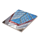 Uitzicht naar boven op het driehoekige glazen dak tegeltje (Zijkant)