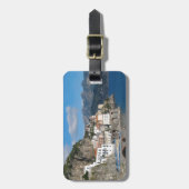 Uitzicht op afstand van Atrani aan de kust van Ama Bagagelabel (Voorkant verticaal)