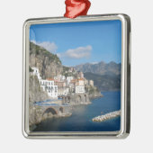 Uitzicht op afstand van Atrani aan de kust van Ama Metalen Ornament (Links)