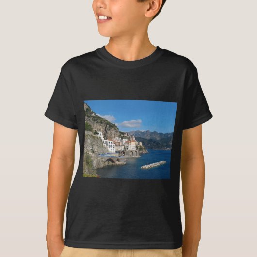 Uitzicht op afstand van Atrani aan de kust van Ama T-shirt (Voorkant)