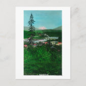 Uitzicht op afstand van Glacier Peak en Town Briefkaart (Voorkant)