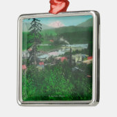 Uitzicht op afstand van Glacier Peak en Town Metalen Ornament (Links)