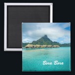 Uitzicht op Bora Bora eilandmagneet met tekst Magneet<br><div class="desc">Souvenir koelkastmagneet van een luxe overwater rieten dak bungalow resort in de helderblauwe lagune met een uitzicht op het tropische eiland Bora Bora,  in de buurt van Tahiti,  in Frans-Polynesië.</div>