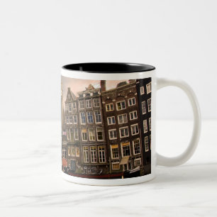 Uitzicht op de unieke architectuur en puntgevels tweekleurige koffiemok