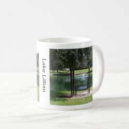 Uitzicht op een klein dorpsmeer koffiemok