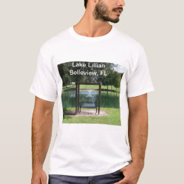 Uitzicht op een klein dorpsmeer t-shirt