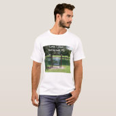 Uitzicht op een klein dorpsmeer t-shirt (Voorkant volledig)