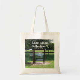 Uitzicht op het meer van een klein dorpje tote bag