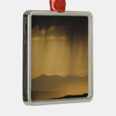 Uitzicht op opeenvolgende heuvels langs de bovenka metalen ornament (Rechts)