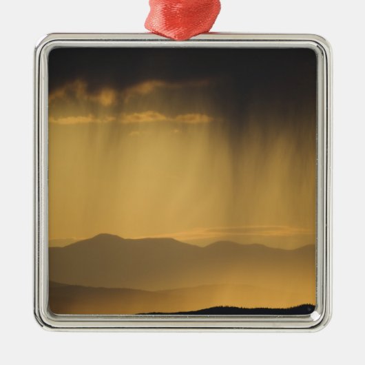 Uitzicht op opeenvolgende heuvels langs de bovenka metalen ornament (Voorkant)