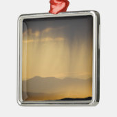 Uitzicht op opeenvolgende heuvels langs de bovenka metalen ornament (Links)