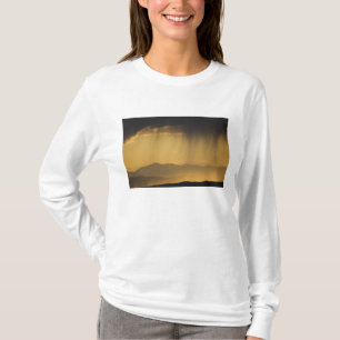 Uitzicht op opeenvolgende heuvels langs de t-shirt