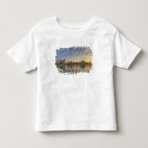 Uitzicht over False Creek op de skyline van Kinder Shirts